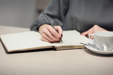 Kahve molası ve günlük ya da not defteri notlar yazma erkek vardır;