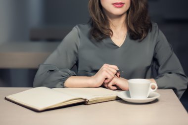 genç yetişkin kadın kahve molası kafe ve notlar günlük ya da not defteri yazı vardır