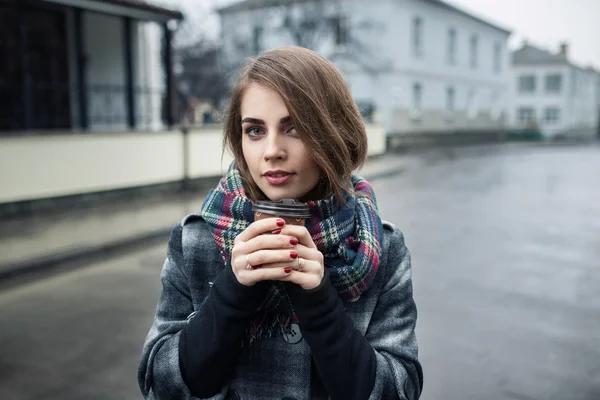 Giovane donna adulta con tazza di caffè di carta che rimane sulla strada della città — Foto Stock