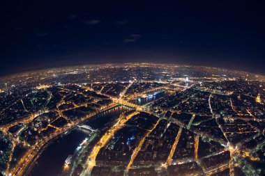 gece görünümünden Fransız Eyfel Kulesi; gece manzarası paris