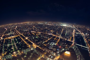 gece görünümünden Fransız Eyfel Kulesi; gece manzarası paris