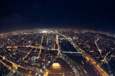 gece görünümünden Fransız Eyfel Kulesi; gece manzarası paris