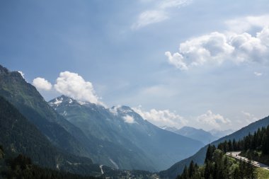 Mavi gökyüzü yaz Alp Dağları ile temizleyin;