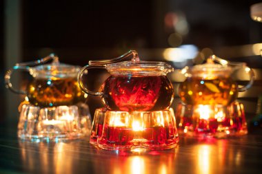 mum ısıtıcılar ile üç cam çaydanlık;