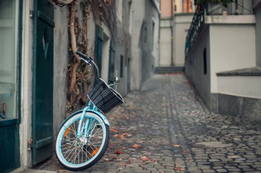 Bayanlar Bisiklet sepeti ile eski Avrupa sokakta park 