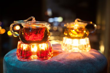 mum ısıtıcılar ile iki cam çaydanlık;