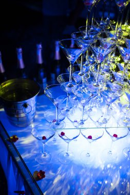 Martini gözlük piramit;