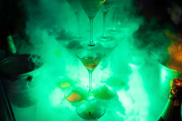 Piramide bicchieri martini con azoto liquido ; — Foto Stock