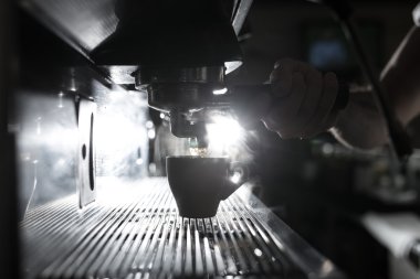 kahve işlem yapma silüeti; espresso fincan ve kahve yağmurluk