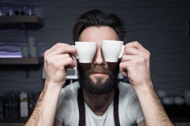 Barmen bardak kahve yüz yakın tutar;