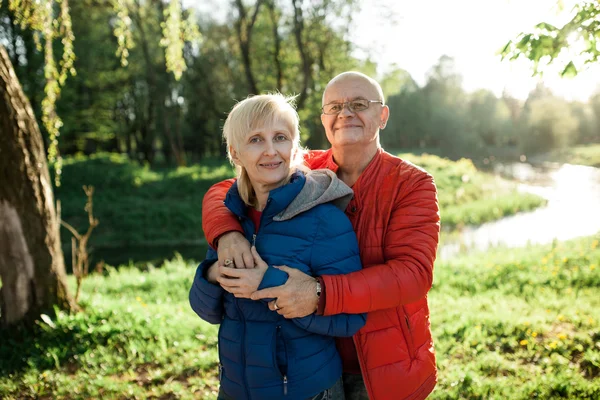 Happy seniors couple embrace and smile; — Stock Photo, Image