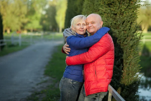 Glückliches Senioren-Paar umarmt und lächelt; — Stockfoto