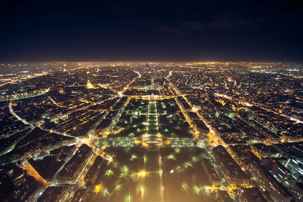 Nacht uitzicht vanaf Frans Eiffeltoren; skyline van nacht Parijs — Stockfoto