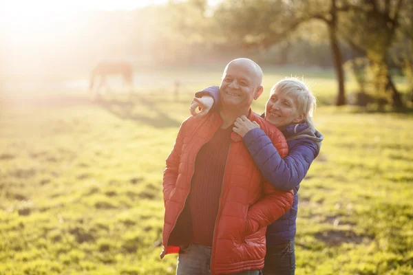 Feliz pareja de ancianos abrazar y sonreír ; — Foto de Stock