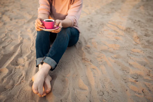 Босоніж жінка на пляжі і з чашкою кави ; — стокове фото