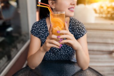 kadın soğuk limonata kokteyl ile öğle yemeği vardır,