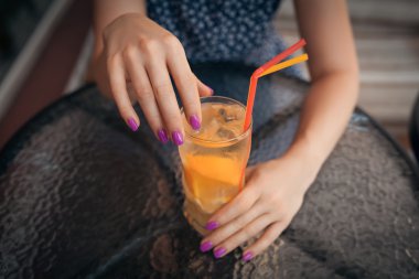 kadın soğuk limonata kokteyl ile öğle yemeği vardır,