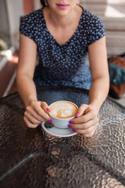 Жінка обідає з кавою , — стокове фото