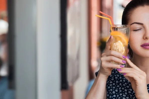 Жінка обідає з холодним лимонадним коктейлем , — стокове фото