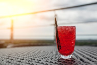 Soğuk Yaz berry buzla kokteyl;