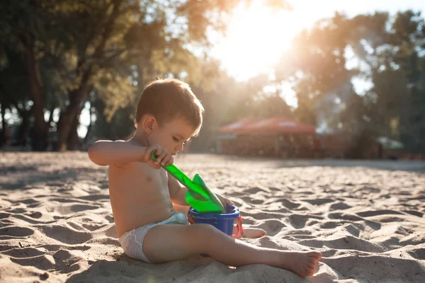 Happy kid play with sand on beach; — Stock Photo, Image