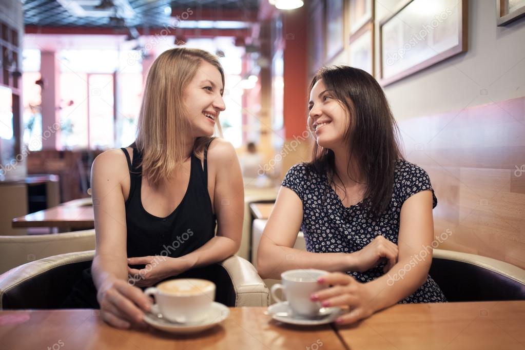 Kahve Cafe ve gülümseyen iki mutlu kız arkadaş var; Stok