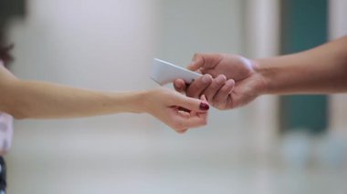 Sıcaklığı ölçen kızılötesi temassız termometre salgın covid19 'da.