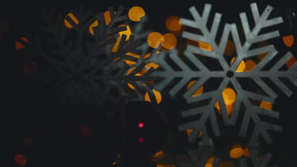 Primer plano de copo de nieve decorativo y juguete de Navidad con luces borrosas — Vídeos de Stock
