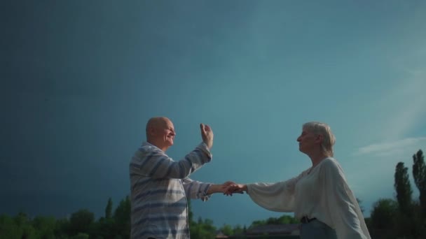 Šťastný starší pár mají romantické randění a tanec venku v létě — Stock video