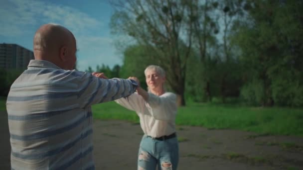 Šťastný starší pár mají romantické randění a tanec venku v létě — Stock video
