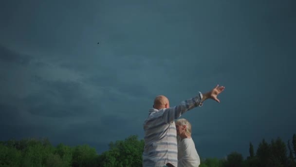 Heureux couple aîné ont romantique sortir ensemble et danser en plein air à l "été — Video