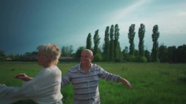 Mutlu son sınıf çifti yazın romantik buluşmalar ve açık havada dans eder.