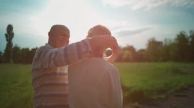 Mutlu son sınıf çifti yazın romantik buluşmalar ve açık havada dans eder.
