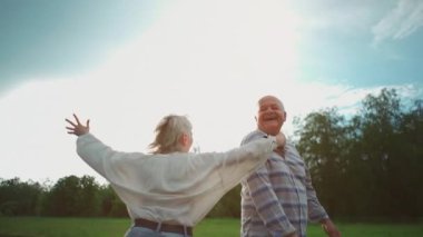 Mutlu son sınıf çifti yaz parkında eğleniyor ve sarılıyor.