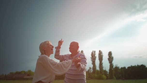 Heureux couple aîné ont romantique sortir ensemble et danser en plein air à l "été — Video