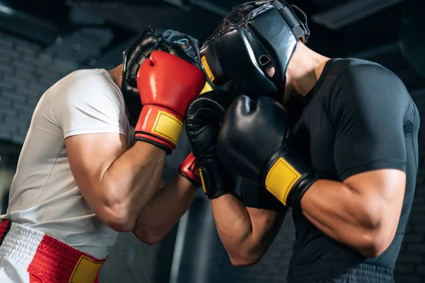 Dwóch bokserów mięśni sport człowiek szkolenia i walki na ringu bokserskim na siłowni — Zdjęcie stockowe