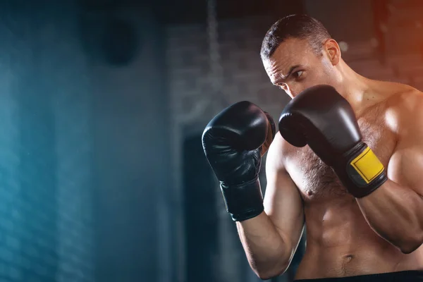 Zblízka svalové boxer mužské cvičení a trénink s boxovací pytel v tělocvičně — Stock fotografie