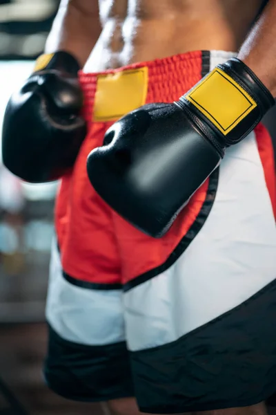 Primer plano de hombre boxeador deportivo muscular con abdominales desnudos en el gimnasio —  Fotos de Stock