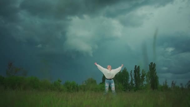 Feliz alegre mulher sênior dança e girando em torno de campo em tempo nublado — Vídeo de Stock