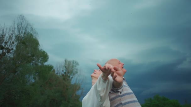 Heureux couple aîné ont romantique sortir ensemble et danser en plein air à l "été — Video