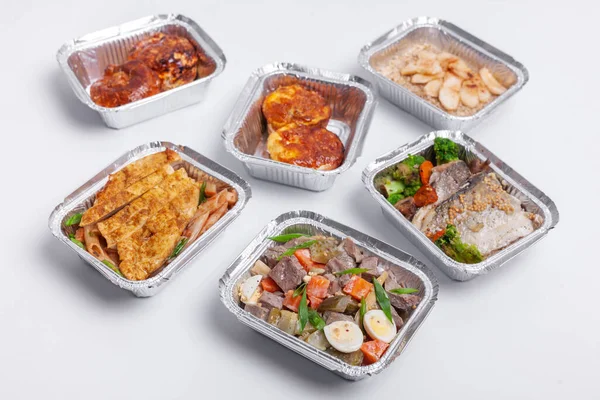 Levar lancheiras com refeição fresca em recipiente de papel alumínio ou entrega de alimentos saudáveis — Fotografia de Stock