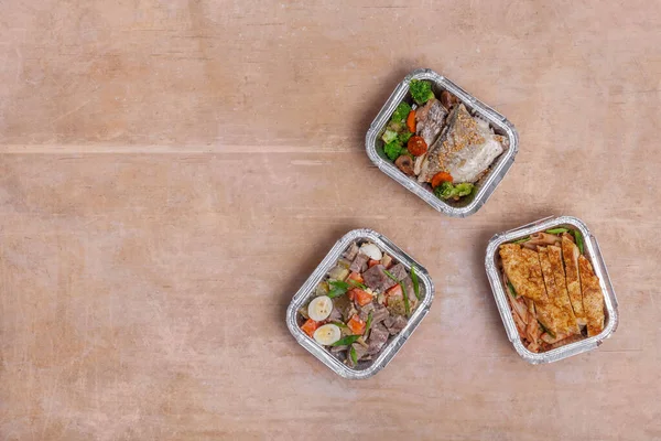 Levar lancheiras com refeição fresca em recipiente de papel alumínio ou entrega de alimentos saudáveis — Fotografia de Stock