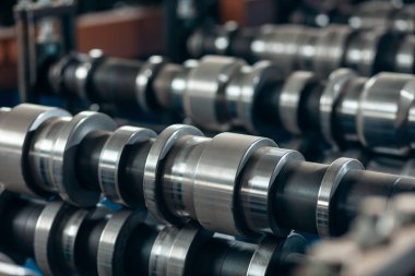 ekipman ve yuvarlanan metal çatı profil tablolarının modern üretim hattı