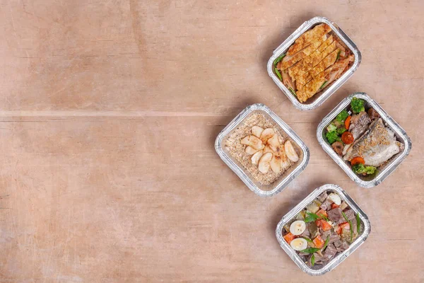 Забрать коробки с обедом со свежей едой в контейнере из фольги или доставку здоровой пищи — стоковое фото