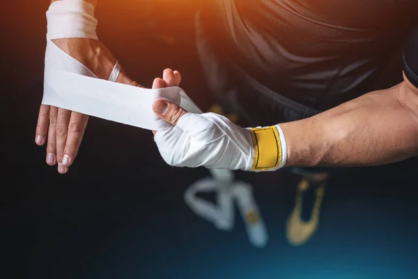 Primer plano de boxeador mano vendaje hombre y la preparación para el entrenamiento o la lucha en el gimnasio —  Fotos de Stock