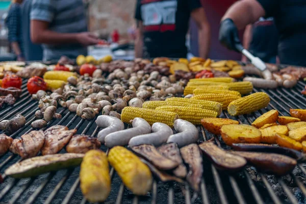 Légumes grillés et viande sur barbecue lors d'une fête ou d'un festival en plein air — Photo