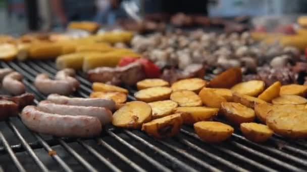 Verduras a la parrilla y carne en la barbacoa en el festival de alimentos o al aire libre — Vídeo de stock