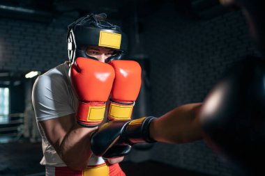 Kas boksörlerini kapatın spor adamı antrenmanı ve boks ringinde dövüşün.