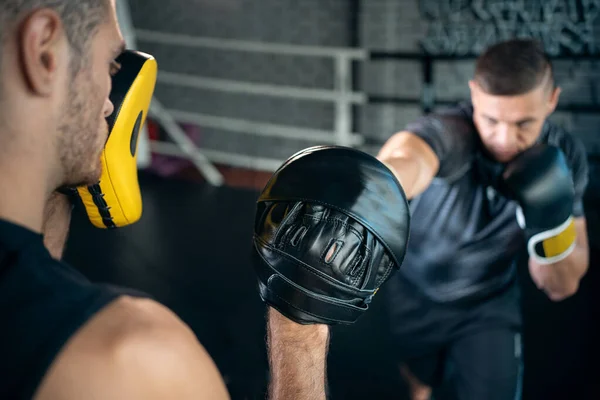 Dos boxeadores musculares deporte hombre entrenamiento y lucha en el ring de boxeo en el gimnasio —  Fotos de Stock