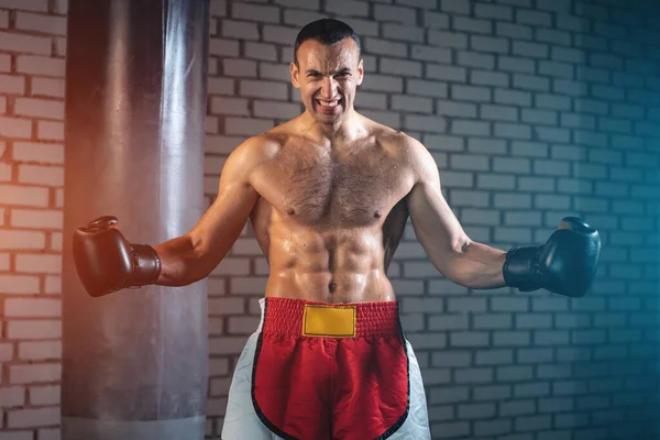 Rozzlobený svalnatý sportovní boxer muž s nahými trupu abs v tělocvičně — Stock fotografie